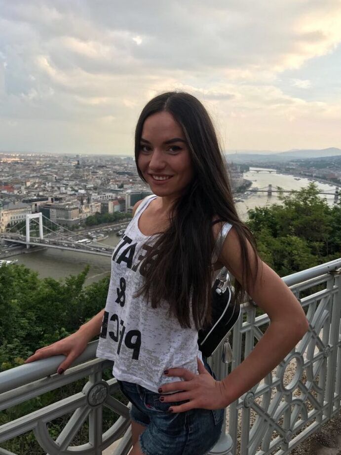 12P A deslumbrante amadora Maria tira uma foto de sua bunda gostosa com calcinha sexy