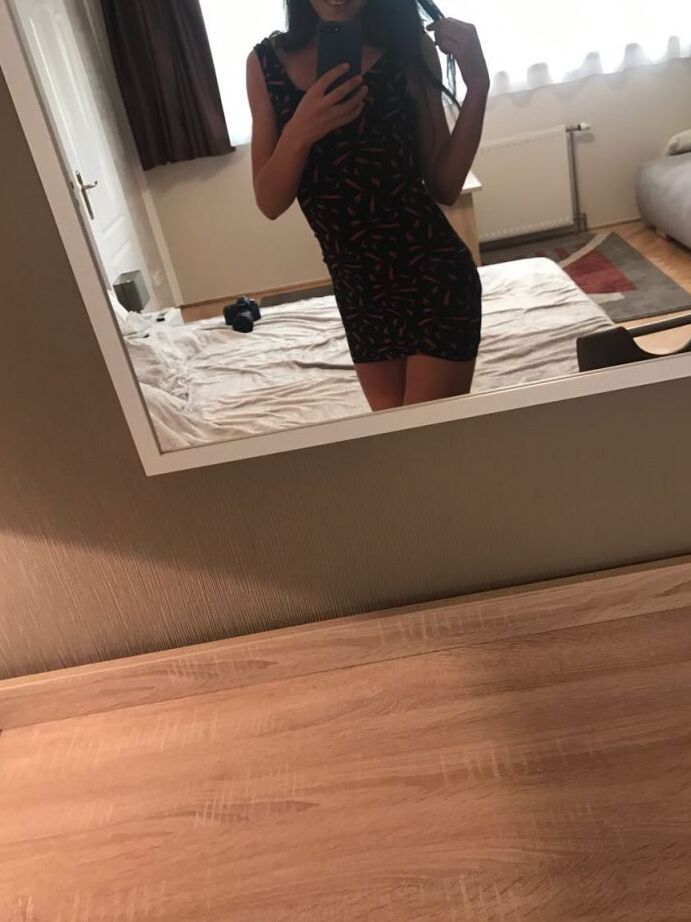 12P A deslumbrante amadora Maria tira uma foto de sua bunda gostosa com calcinha sexy