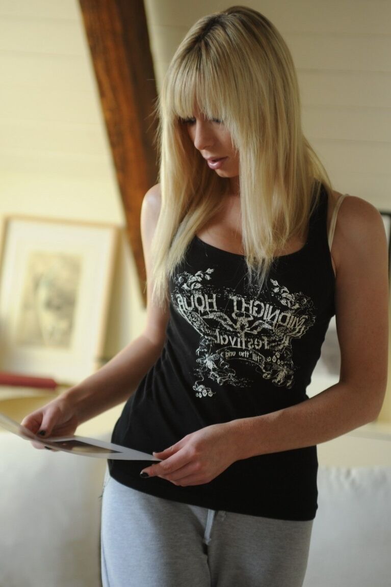 12P La sexy rubia Kirsty Corner desnuda sus hermosas tetas en bragas