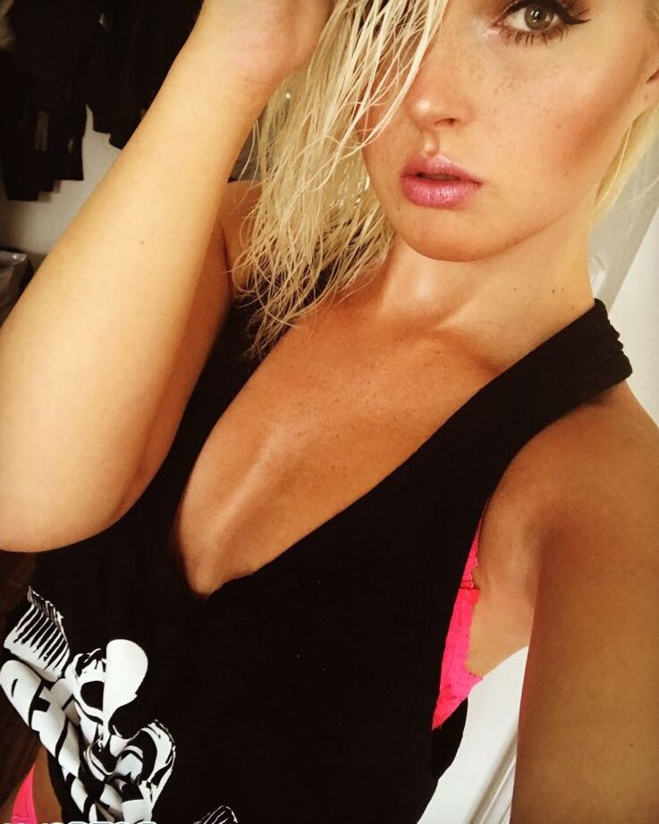 12P Loira gostosa amadora Lovita Fate tira uma foto em lingerie gostosa