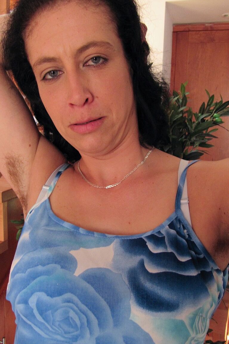 21P Amateur MILF Rosetta stellt ihre verführerische haarige Muschi zur Schau