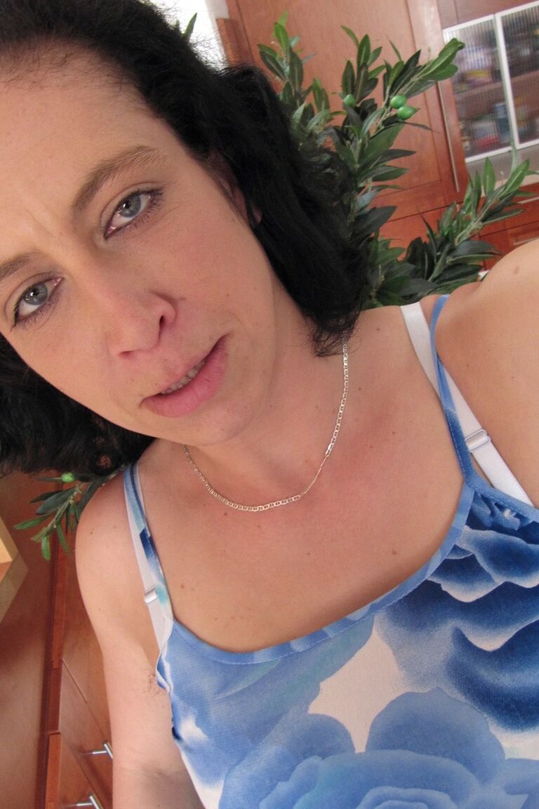 21P Amateur MILF Rosetta stellt ihre verführerische haarige Muschi zur Schau