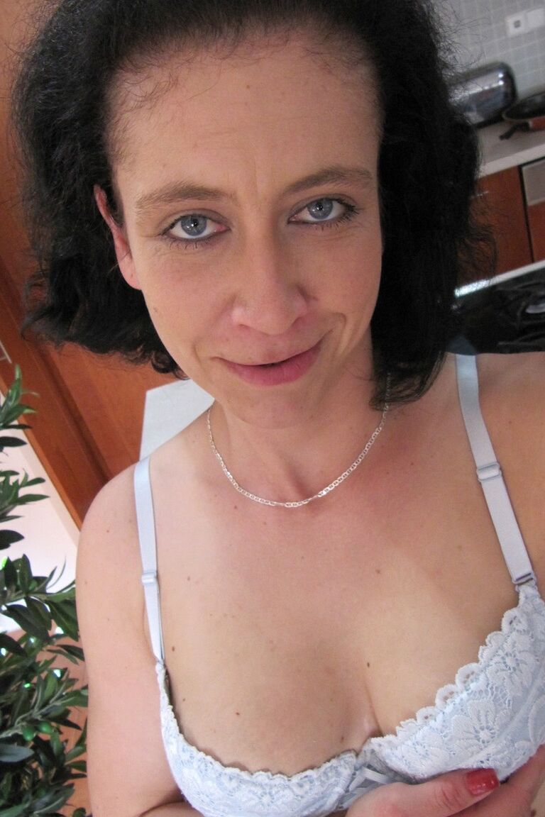21P Amateur MILF Rosetta stellt ihre verführerische haarige Muschi zur Schau