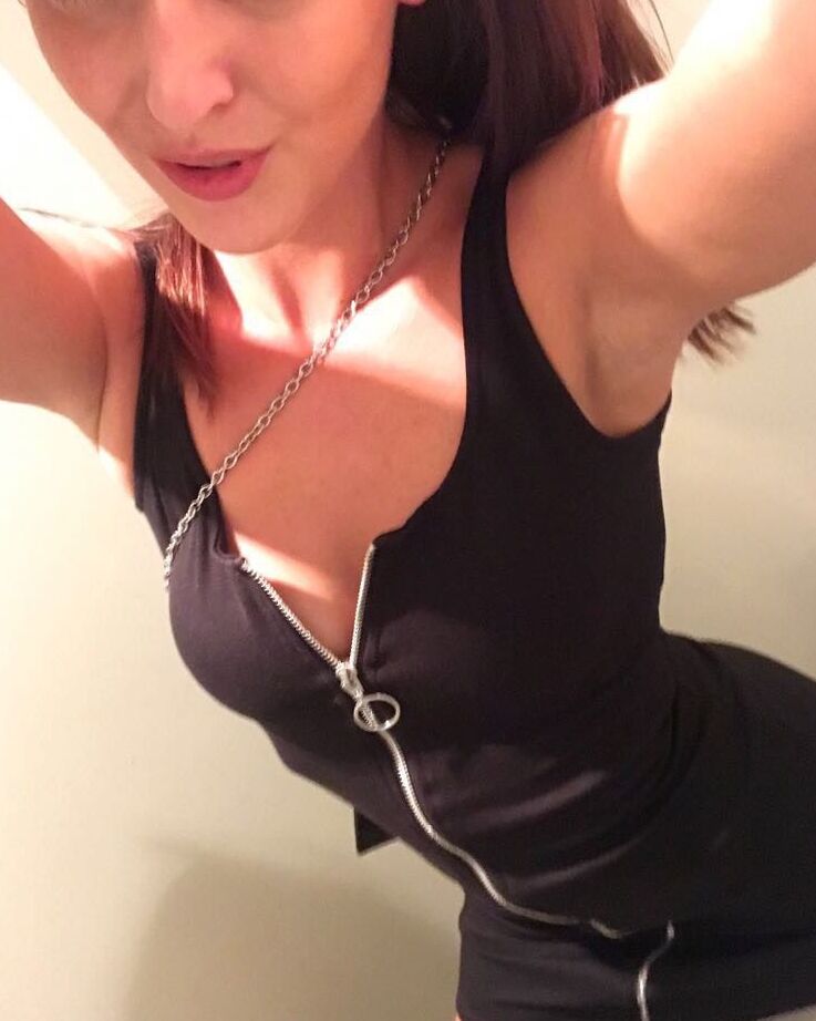 12P Garota solo gostosa tira selfies no espelho para adicionar ao seu perfil de namoro