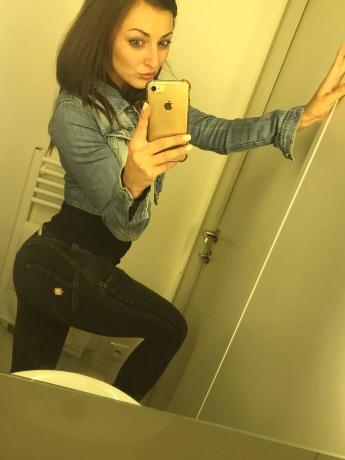 12P Garota solo gostosa tira selfies no espelho para adicionar ao seu perfil de namoro