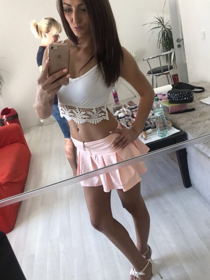 12P Garota solo gostosa tira selfies no espelho para adicionar ao seu perfil de namoro