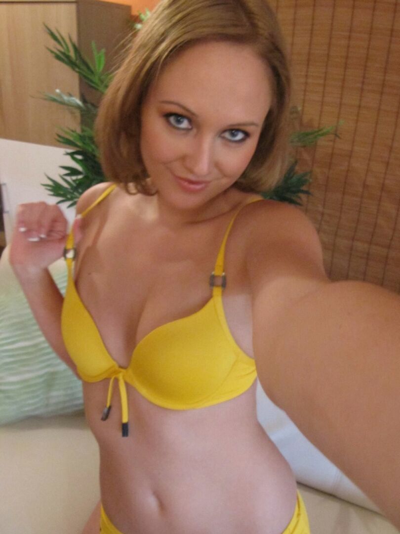 21P Adolescente rubia con ojos sexys Nolana tomándose selfies de sus dulces tetas bronceadas