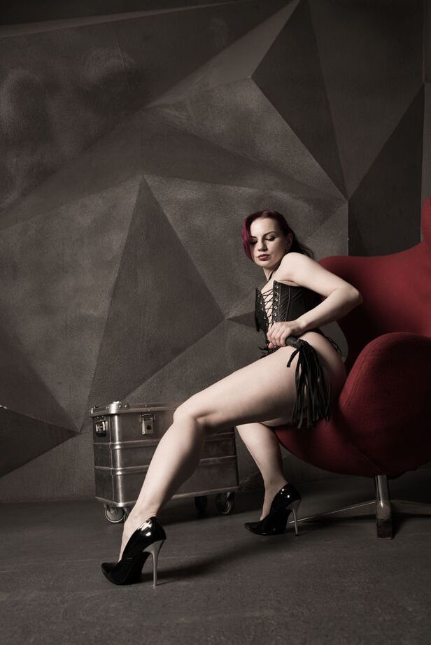 16P Beautiful girl Candi flogs and toys her snatch in a leather corset and heels