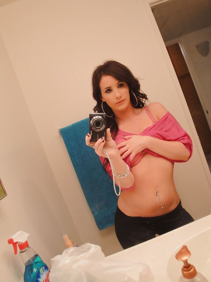 16P Mia Valentine, une adolescente à peine majeure, prend des selfies nue dans un miroir en se déshabillant.