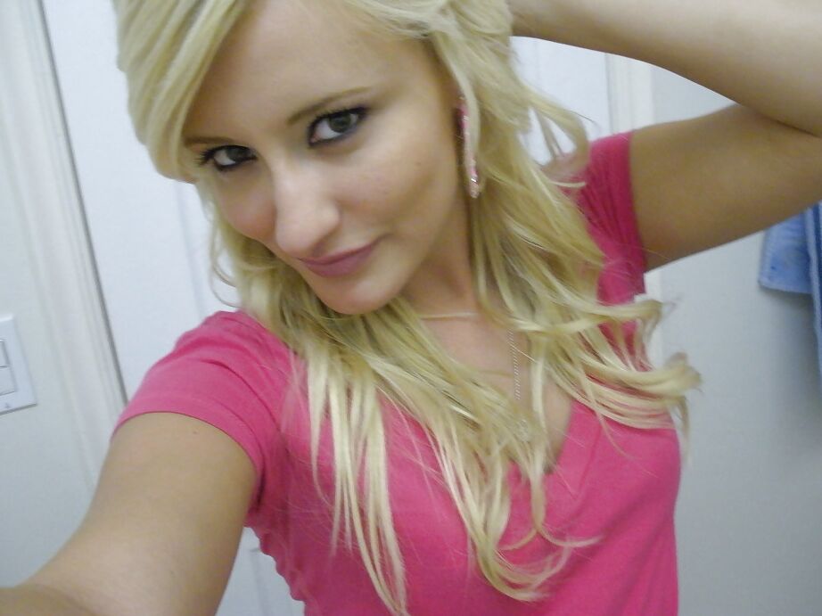 16P Cache of snaps with blonde girl Mallory Rae Murphy taking nude selfies