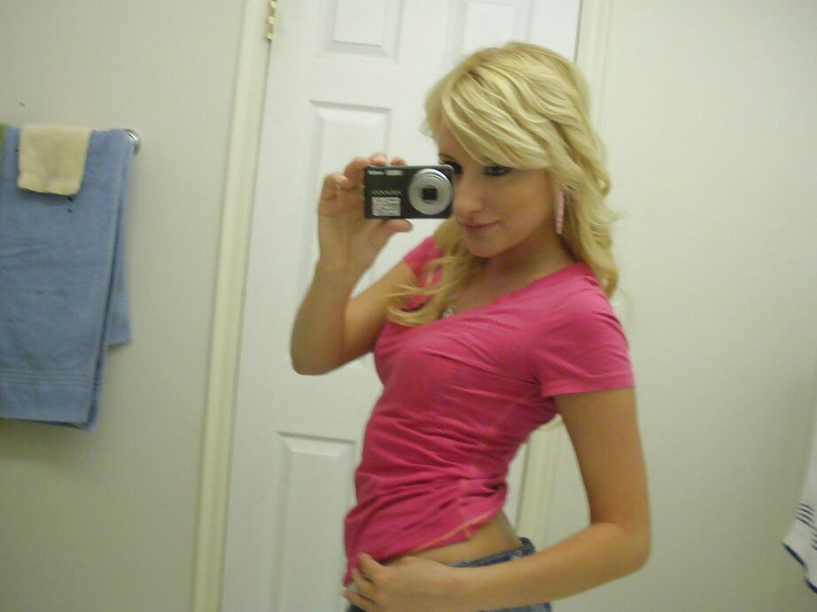 16P Cache of snaps with blonde girl Mallory Rae Murphy taking nude selfies