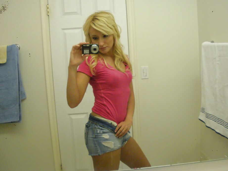 16P Cache of snaps with blonde girl Mallory Rae Murphy taking nude selfies