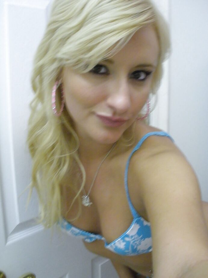 16P Cache of snaps with blonde girl Mallory Rae Murphy taking nude selfies