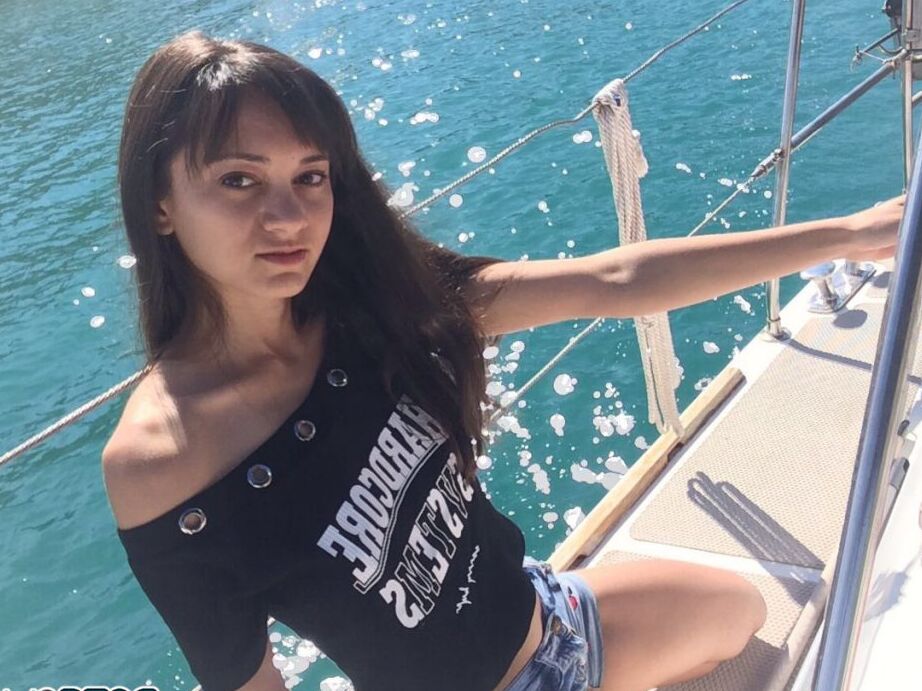 12P 角質のふしだらな女ジェニファーがトップレスで自撮りし、自撮りのために尻をむき出しにする