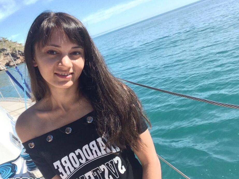 12P 角質のふしだらな女ジェニファーがトップレスで自撮りし、自撮りのために尻をむき出しにする