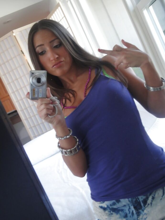 16P La jeune fille sensuelle Lizz Tayler fait de jolies filles.