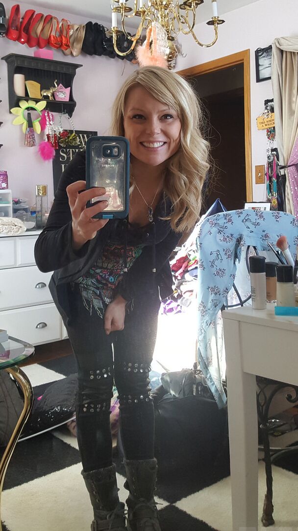 15P Linda loira amadora Meet Madden tira selfies enquanto tira a roupa
