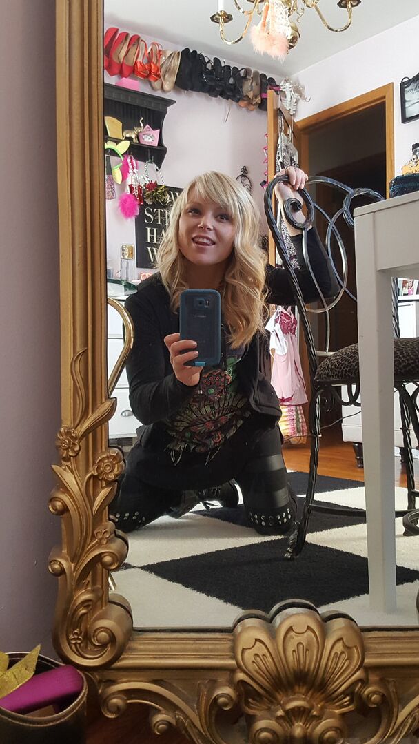 15P Linda loira amadora Meet Madden tira selfies enquanto tira a roupa