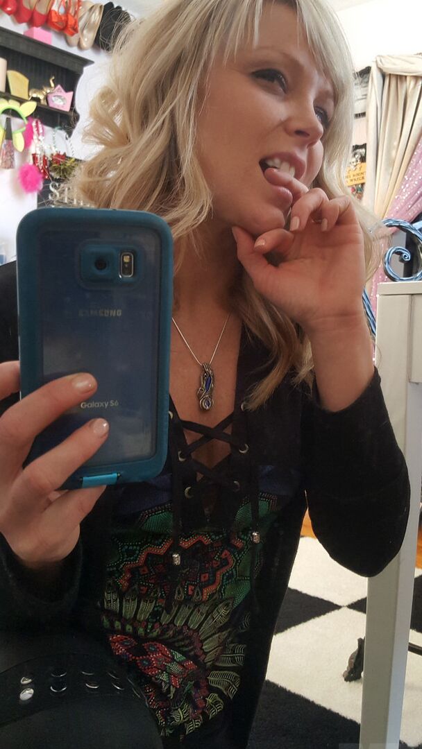 15P Linda loira amadora Meet Madden tira selfies enquanto tira a roupa