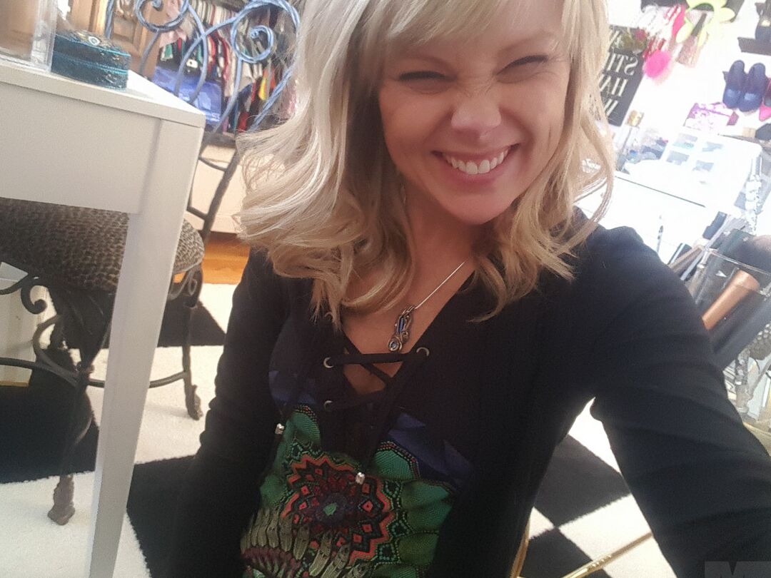 15P Linda loira amadora Meet Madden tira selfies enquanto tira a roupa