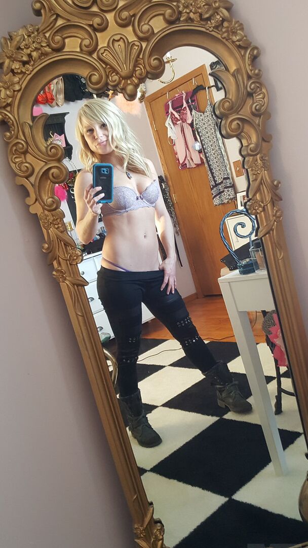 15P Linda loira amadora Meet Madden tira selfies enquanto tira a roupa