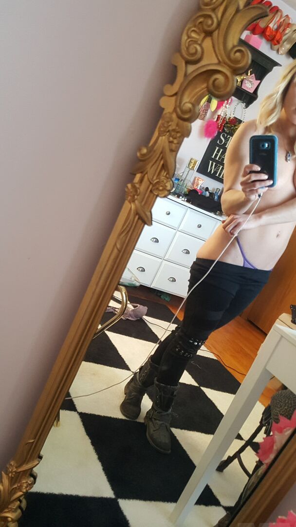 15P Linda loira amadora Meet Madden tira selfies enquanto tira a roupa