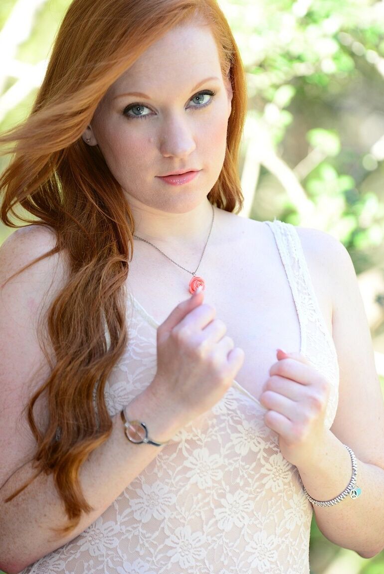 15P A ruiva natural Lucy OHara mostra os seios antes de dedilhar seu pedaço