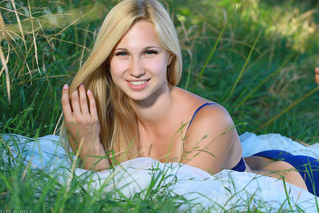 12P Rubia de tetas pequeñas se quita el sujetador y las bragas para abrirse desnuda al aire libre