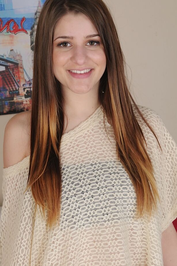 15P La mignonne amateur Teddi Rae enlève ses vêtements une pièce à la fois pour poser nue
