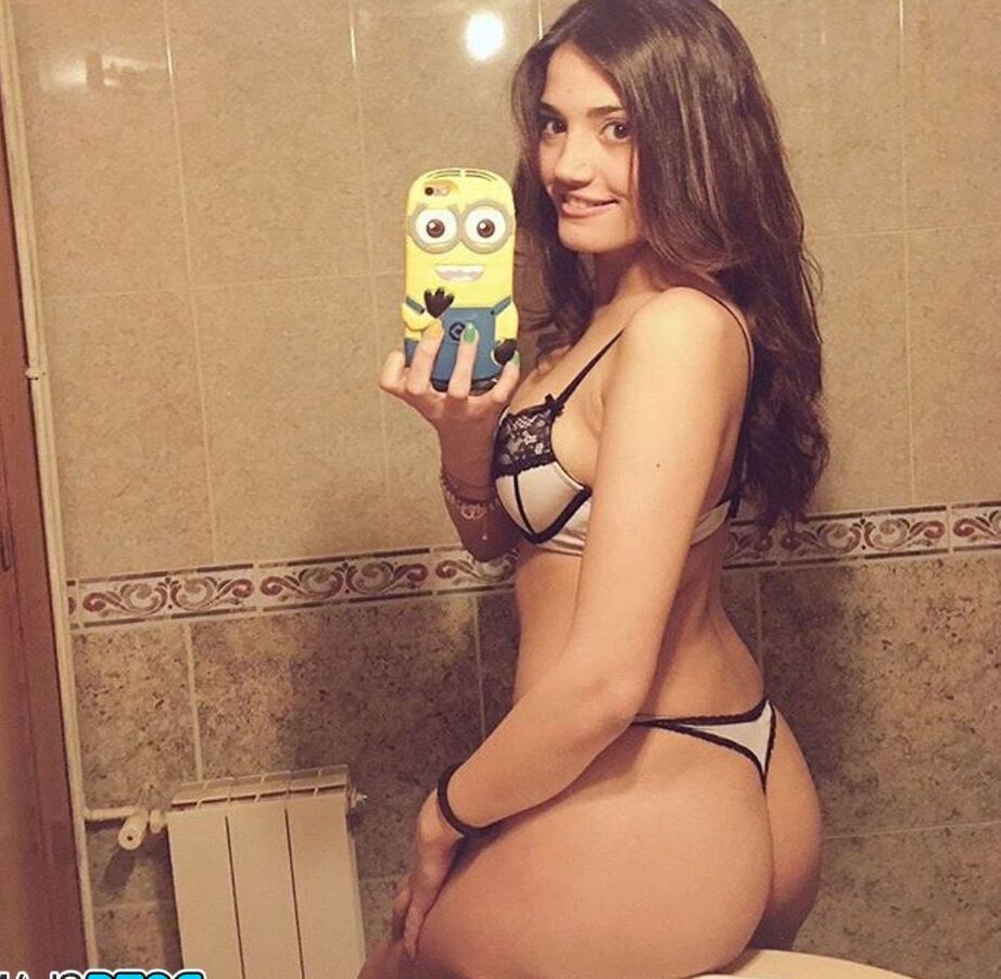 12P Девушка-любительница Пенелопа делает несколько селфи в разной степени раздетости.