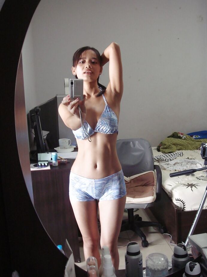16P La juguetona asiática Lana Selfshot demostrando su coño recortado y metiéndose los dedos
