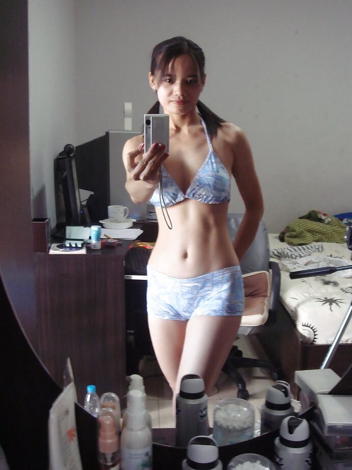 16P La juguetona asiática Lana Selfshot demostrando su coño recortado y metiéndose los dedos