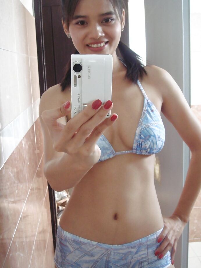 16P La juguetona asiática Lana Selfshot demostrando su coño recortado y metiéndose los dedos