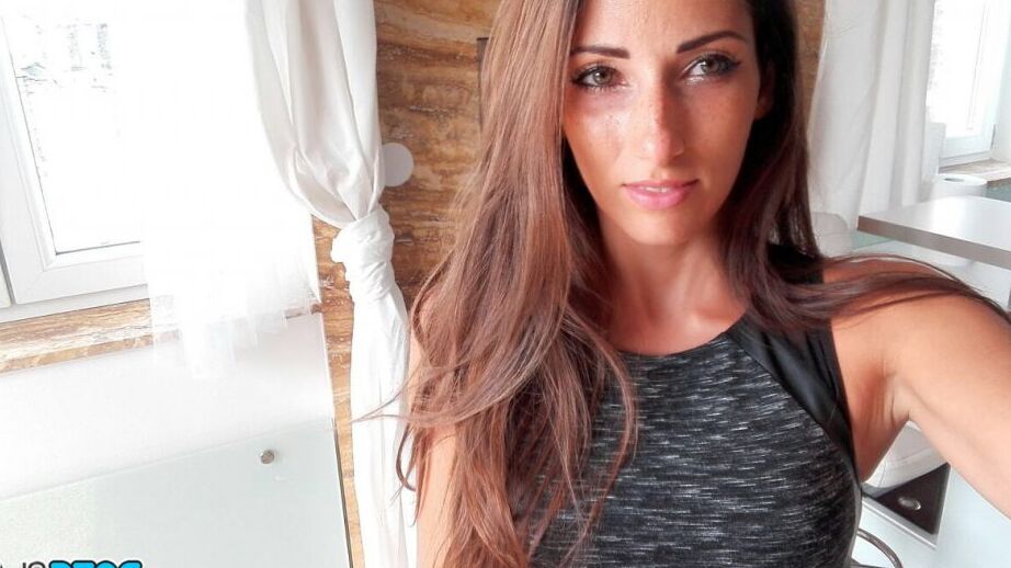 Belleza francesa 12P se toma selfies mientras se desnuda y queda en lencería transparente