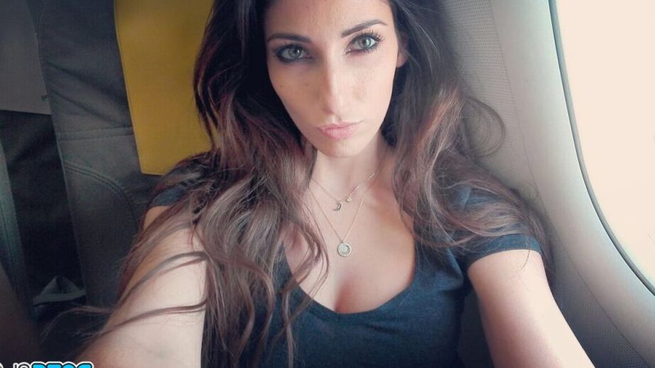 Belleza francesa 12P se toma selfies mientras se desnuda y queda en lencería transparente