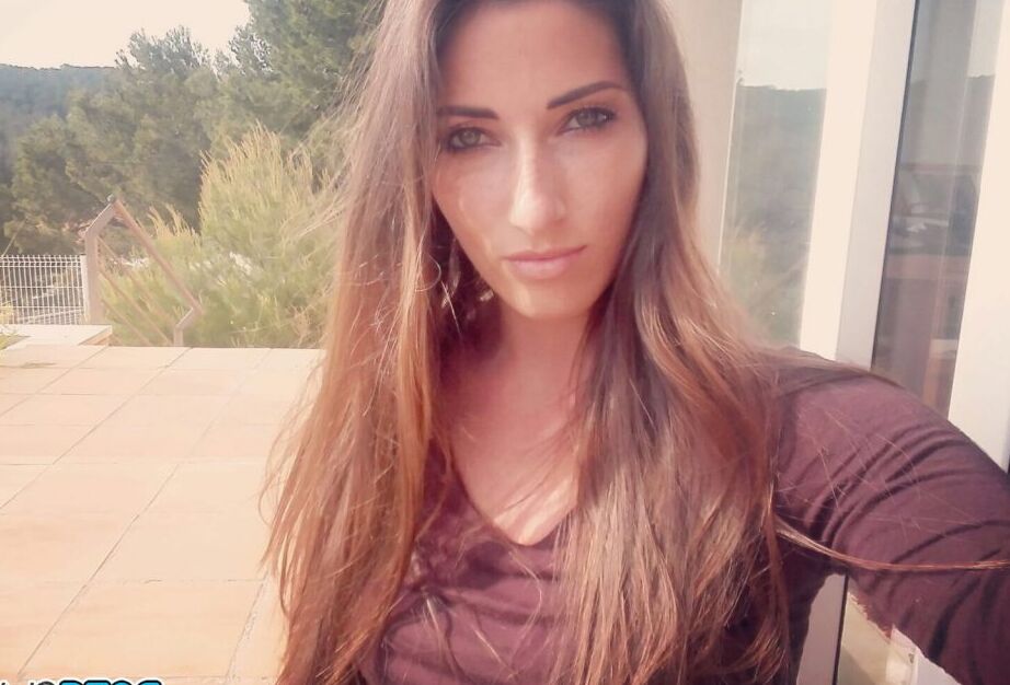 Belleza francesa 12P se toma selfies mientras se desnuda y queda en lencería transparente