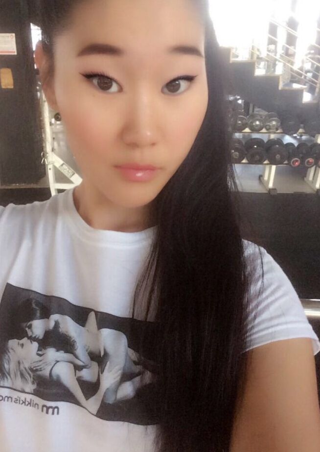 12P La caliente adolescente asiática Katana se toma una selfie para hacer alarde de su bonita cara