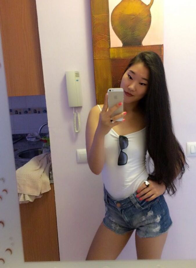 12P La caliente adolescente asiática Katana se toma una selfie para hacer alarde de su bonita cara