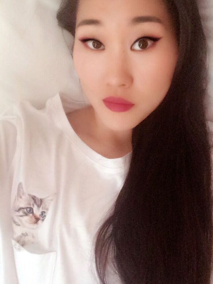12P La caliente adolescente asiática Katana se toma una selfie para hacer alarde de su bonita cara