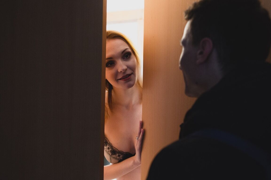 21P A pornstar italiana Bella Claire ordenha o pau de um garanhão pervertido até que ele goze forte