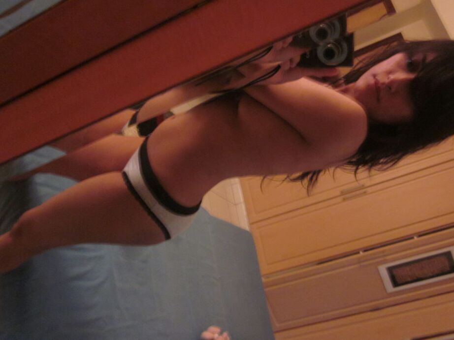 10P Self shoot pic of indian college girl in toilet