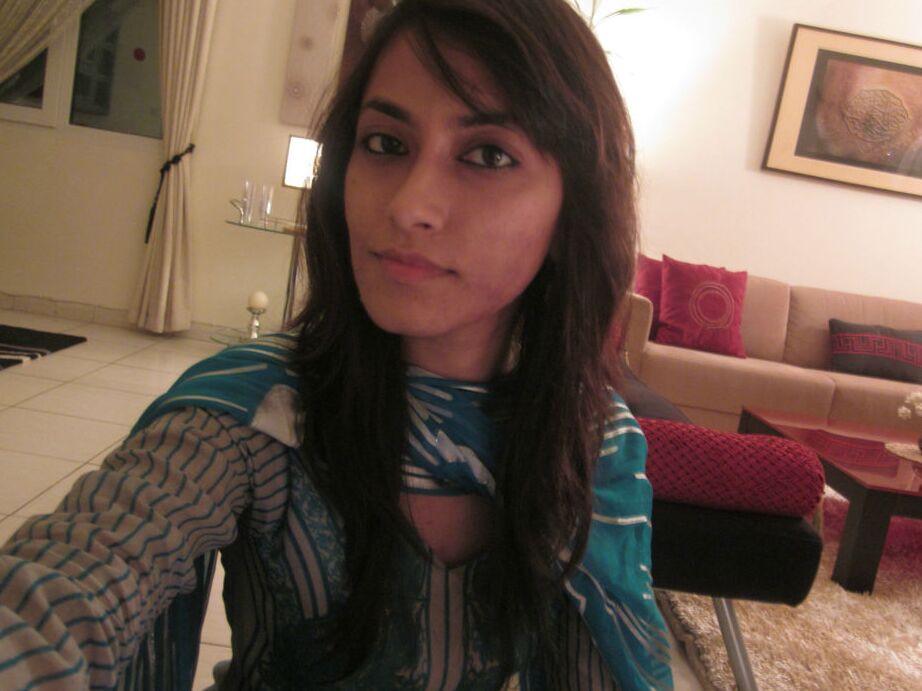 10P Self shoot pic of indian college girl in toilet