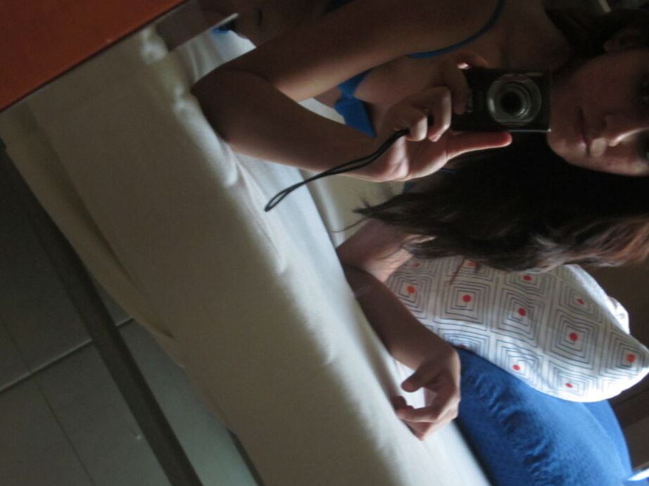 10P Self shoot pic of indian college girl in toilet