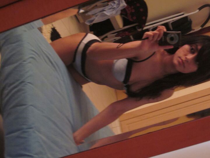 10P Self shoot pic of indian college girl in toilet