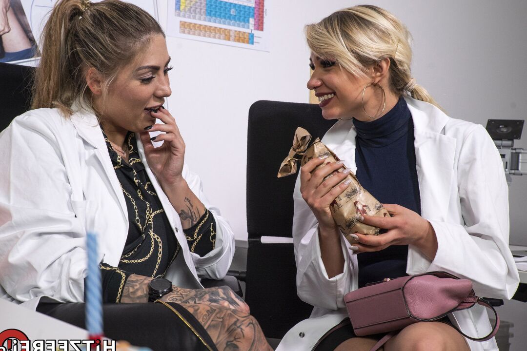 20P A garota tatuada Mia Blow monta um vibrador na frente de seus colegas de laboratório