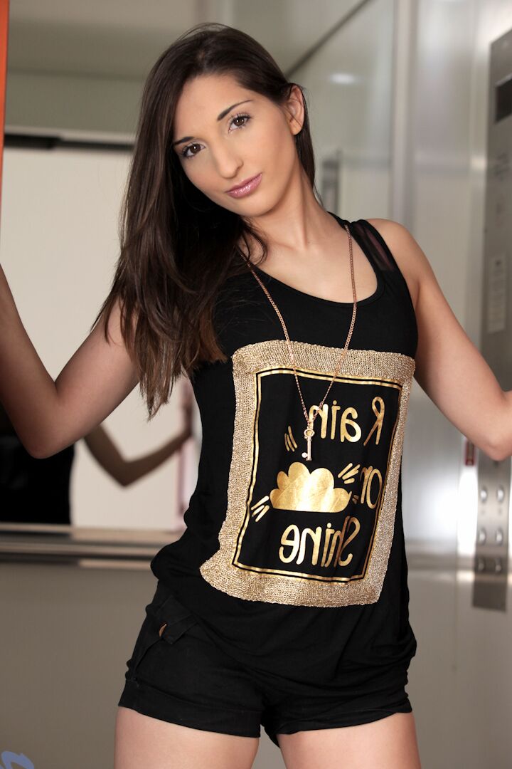 10P A linda adolescente Jimena Lago coloca shorts sobre sua bunda sexy em uma tanga rosa