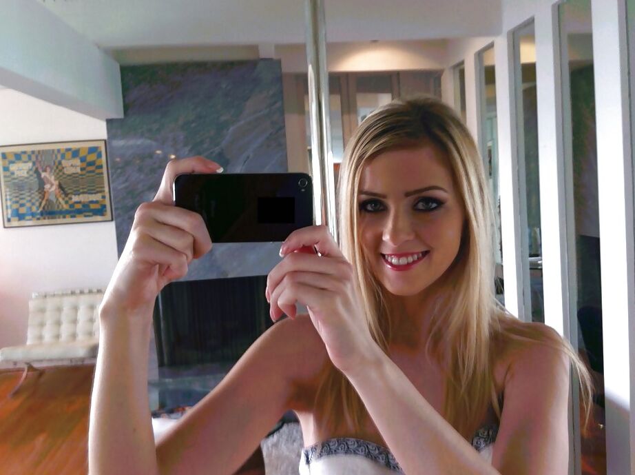 16P Loira sexy ex-namorada Abigaile Johnson exibindo calcinha branca e bunda
