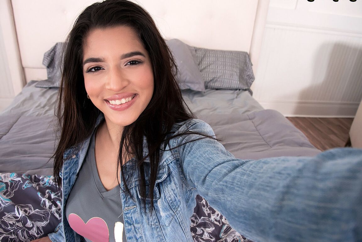 16P Morena amadora Gabriela tira uma jaqueta jeans para mostrar seus peitos grandes