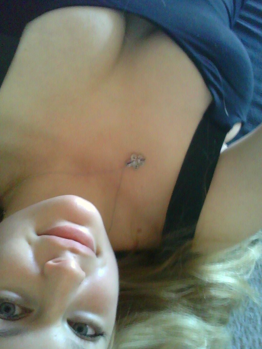 15P La rubia amateur Danielle se toma selfies sexys en su casa al estilo SFW