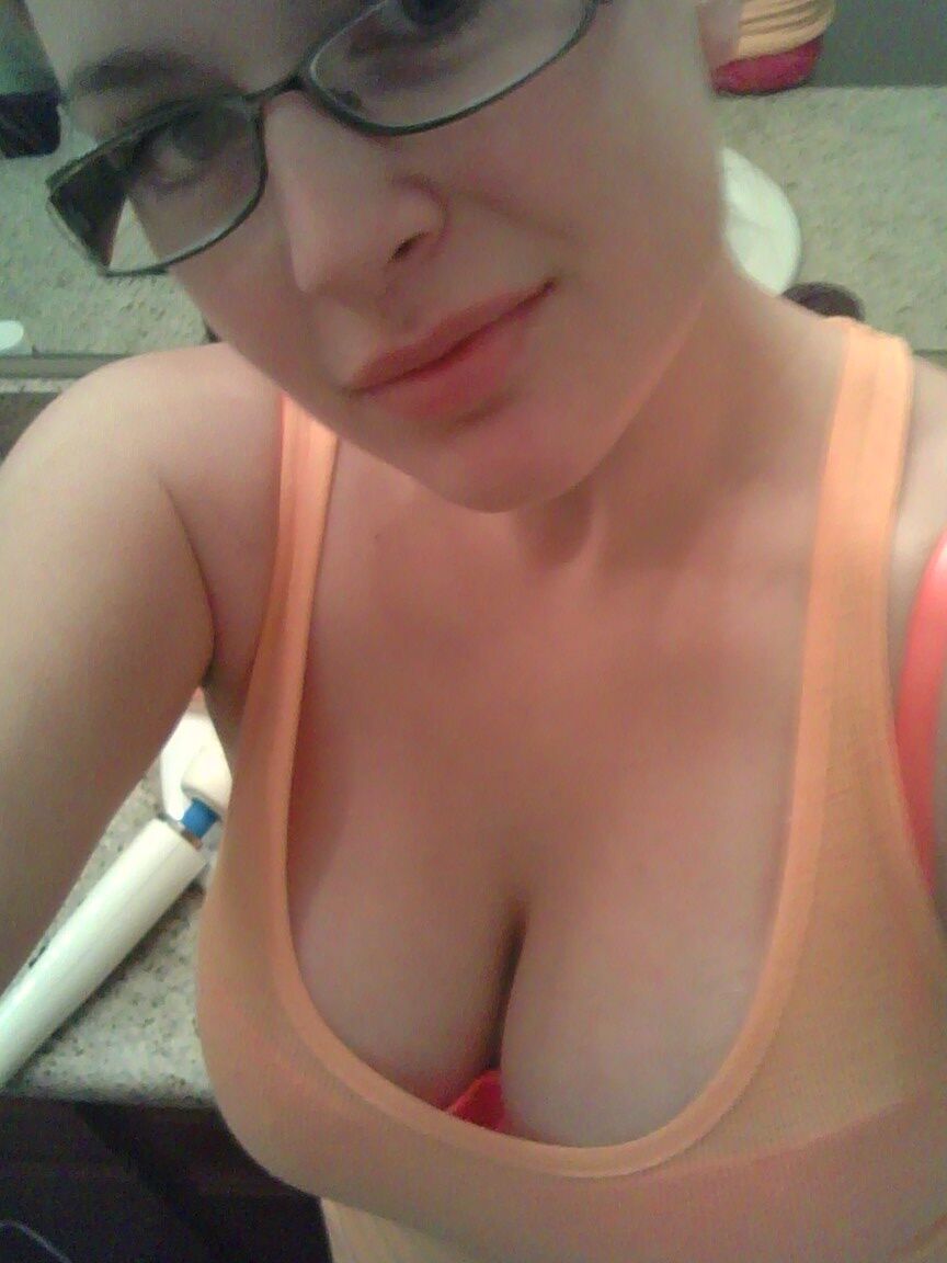 15P La rubia amateur Danielle se toma selfies sexys en su casa al estilo SFW